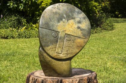 Henry Munyaradzi - Round face
